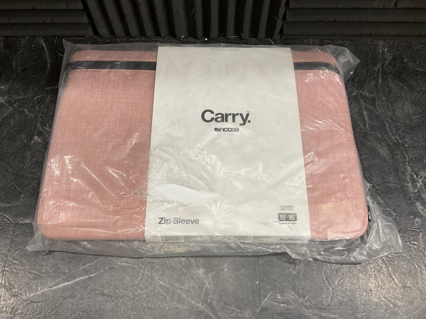INCASE-CARRY-ZIP-SLEEVE-15-IN--