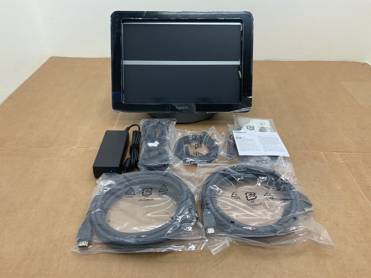 Logitech-SmartDock-Surface-Pro-Video-Conferencing-Kit