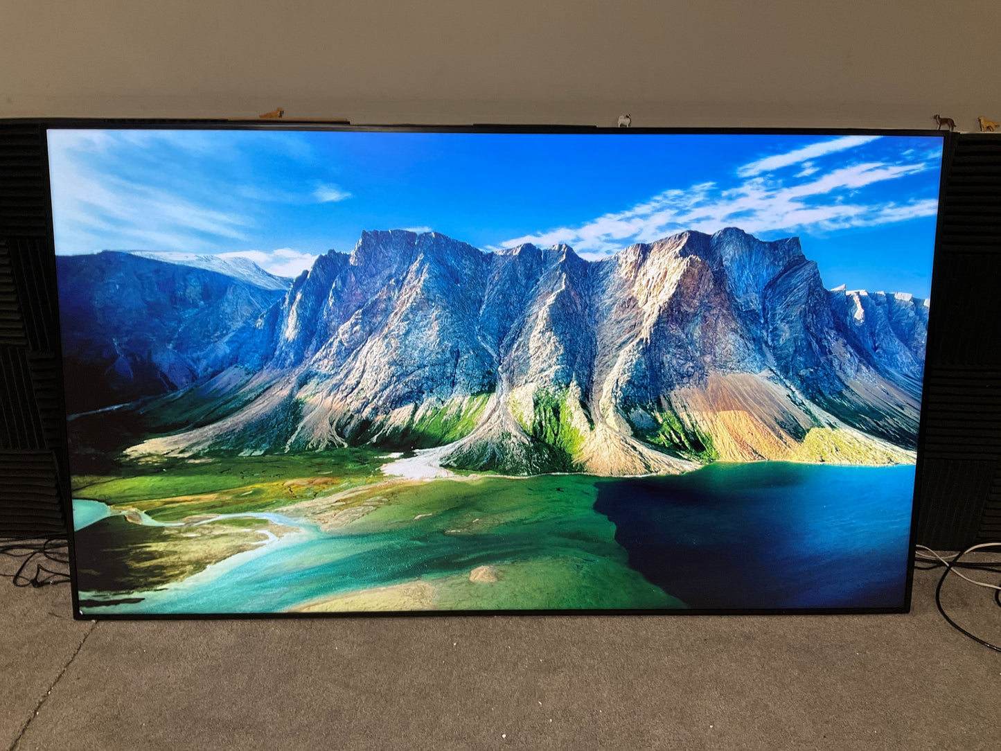 LG-98--Commercial-Signage-Display--4K-