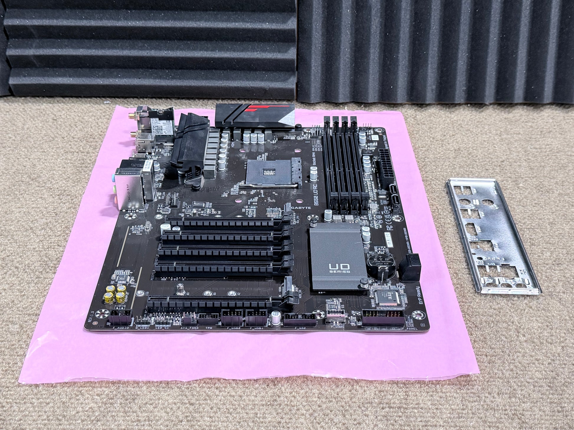 Gigabyte-B550-UD-AC-Socket-AM4-DDR4-USB3-1-Gigabit-MotherBoard