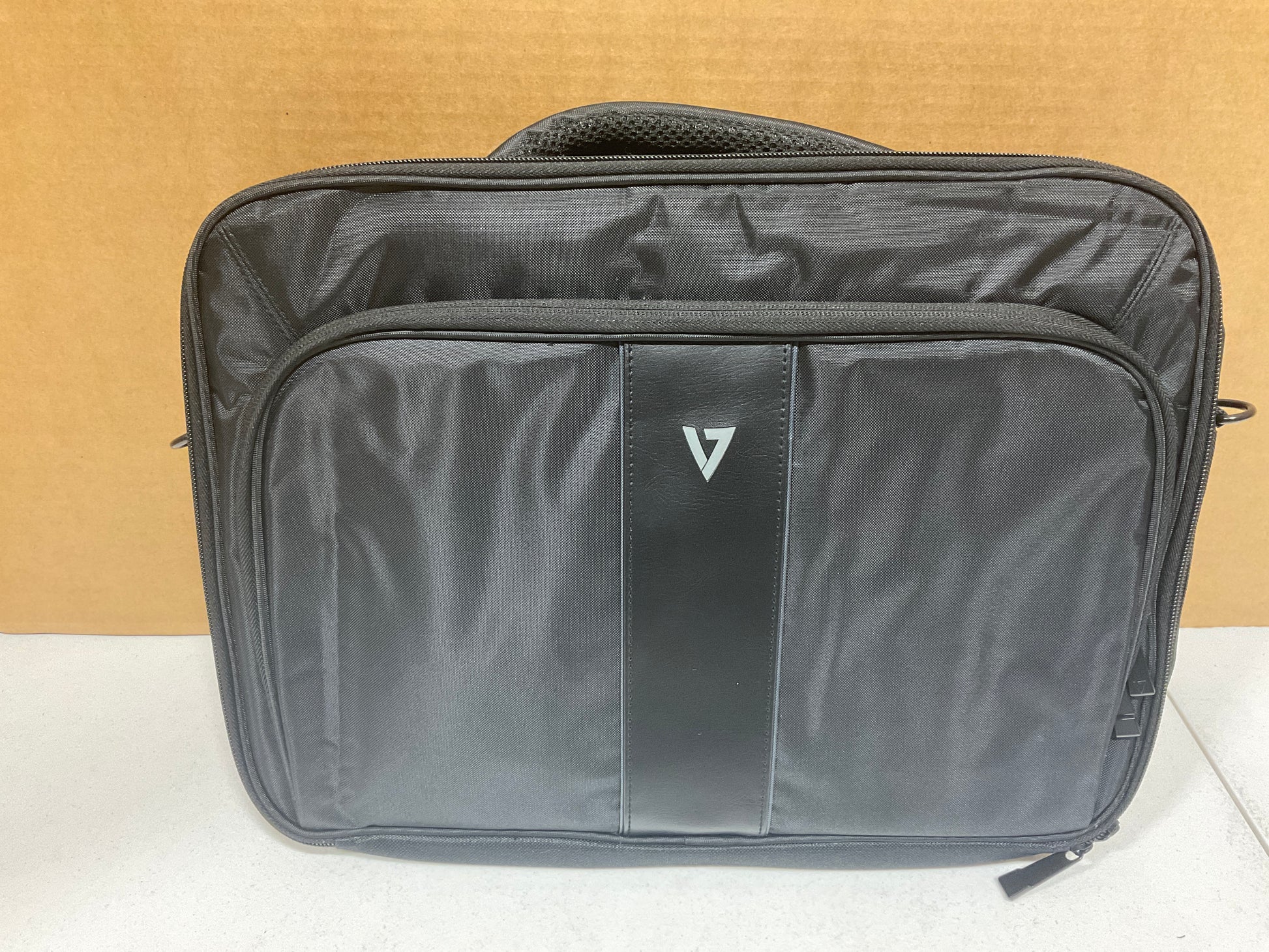 V7-Professional-Front-Loading-Laptop-Carrying-Case