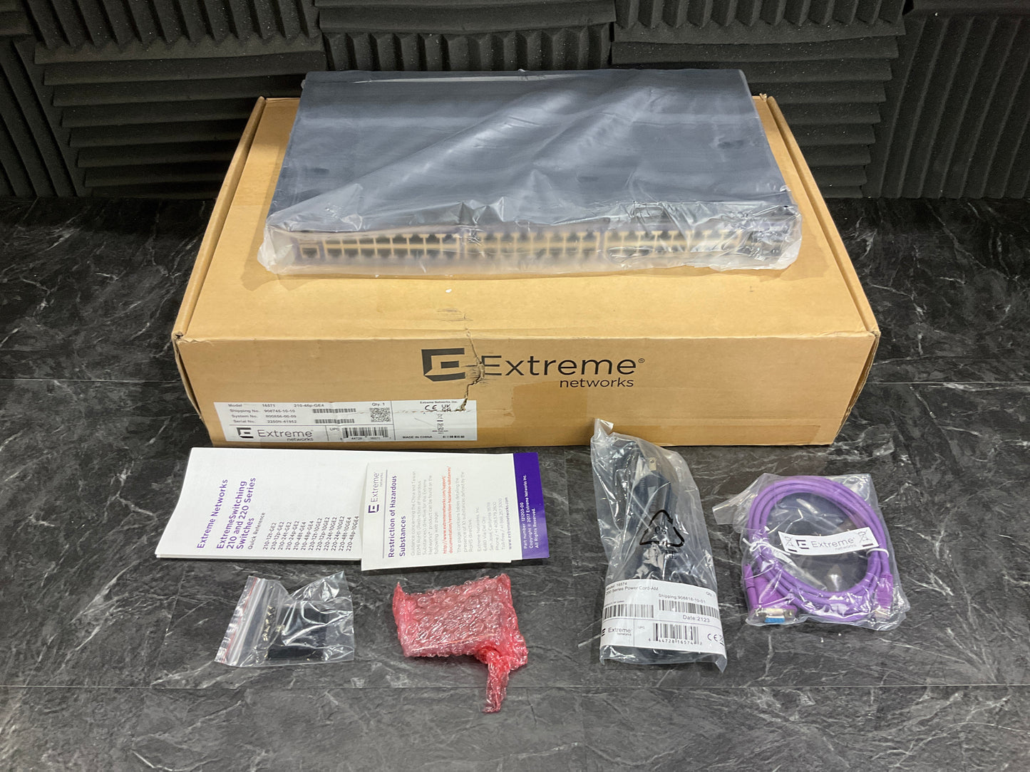 Extreme-Networks-ExtremeSwitching-210-48p-GE4-48-port-Gigabit-PoE--Switch