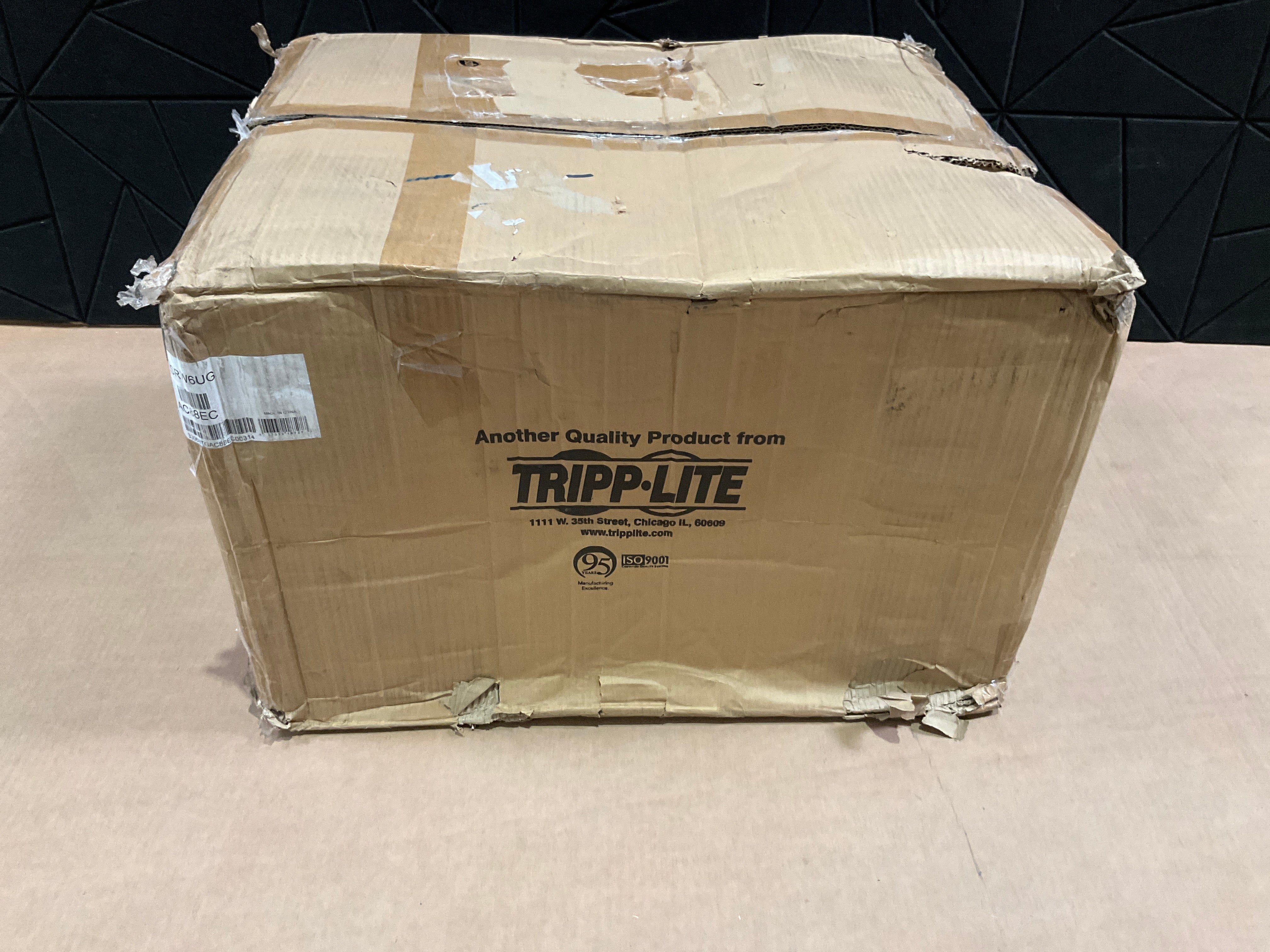 Tripp Lite SmartRack Wall Mount Server Rack (6U) – Bstock