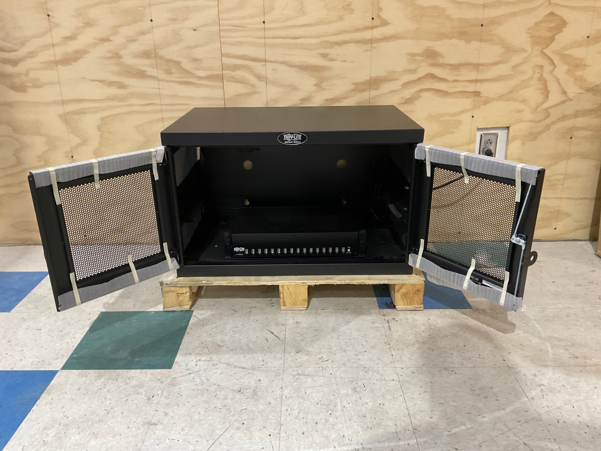 Tripp-Lite-Charging-Cart-Storage-Station-16