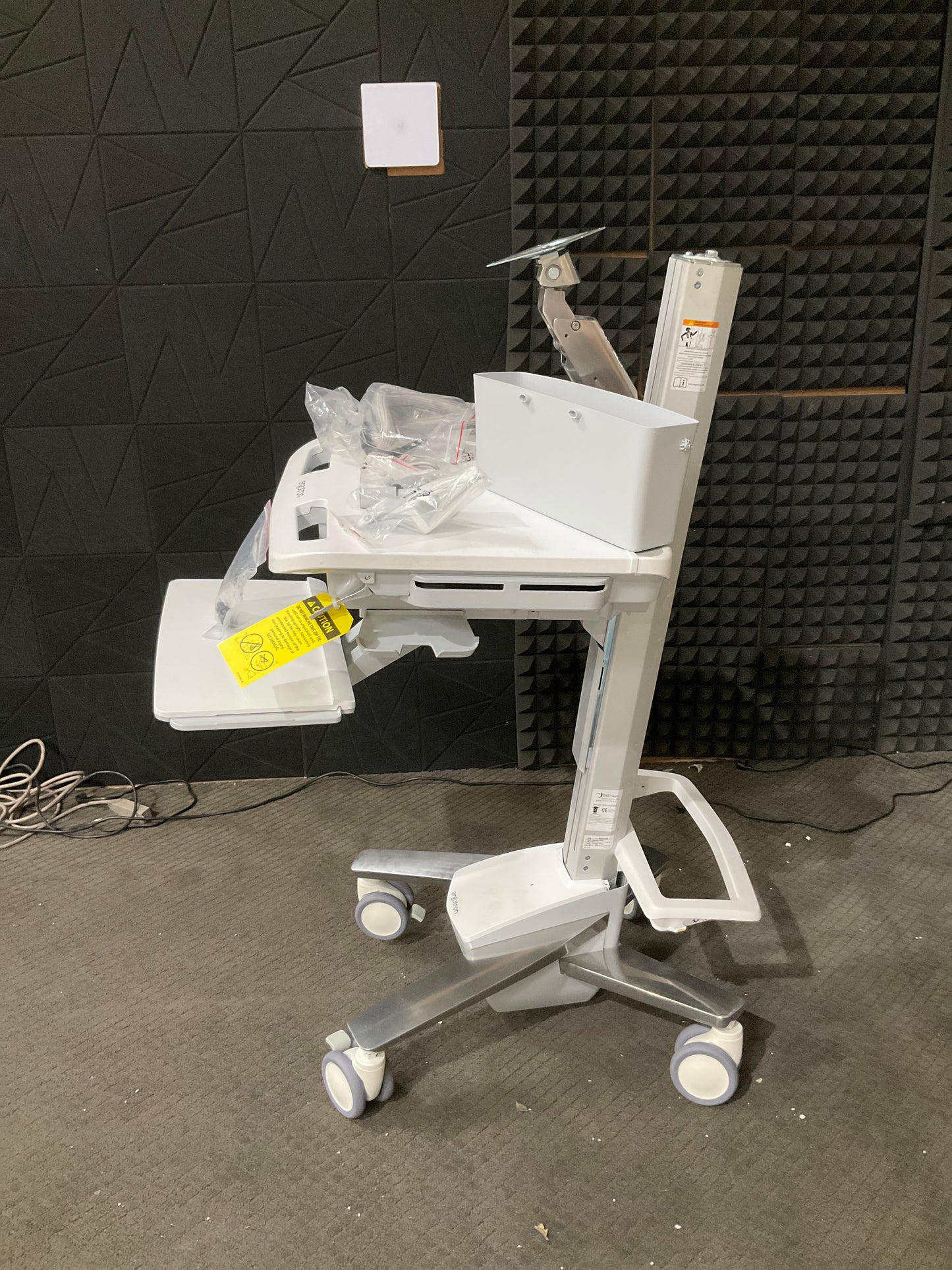 Ergotron-StyleView-EMR-Cart-with-LCD-Arm