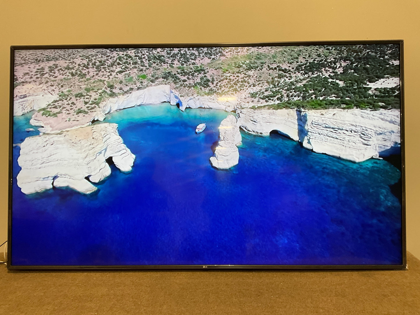 LG-UN8570-86--LED-LCD-Smart-TV--4K-