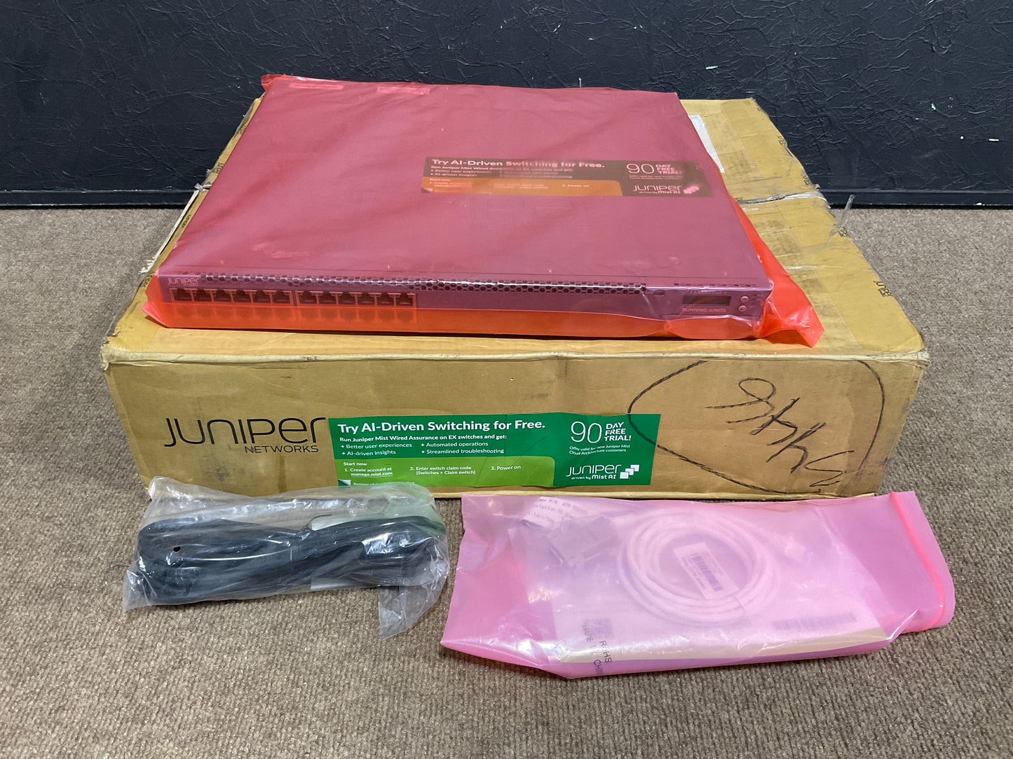 Juniper-Networks-EX4300-24P-24-port-10-100-1000-PoE--Switch