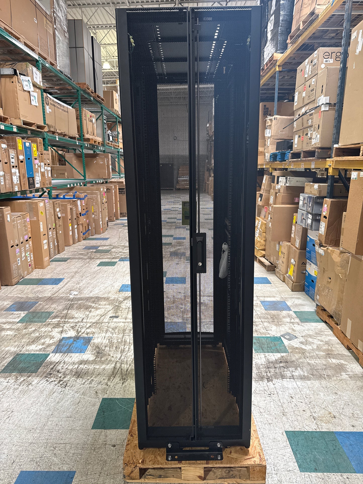 APC-NetShelter-SX-Rack-with-Side-Panels--45U-