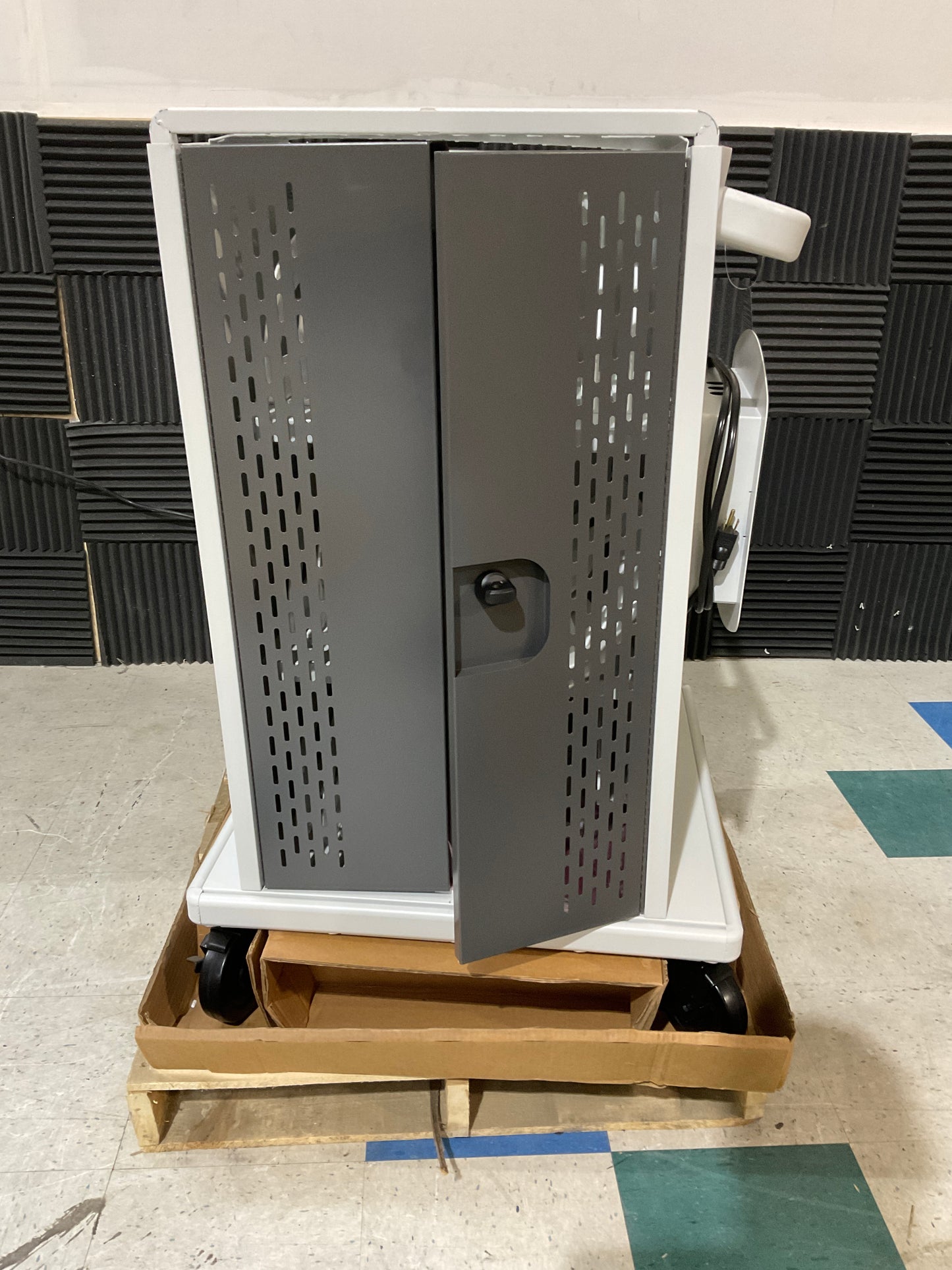 Bretford-Chromebook-Charging-Cart-36