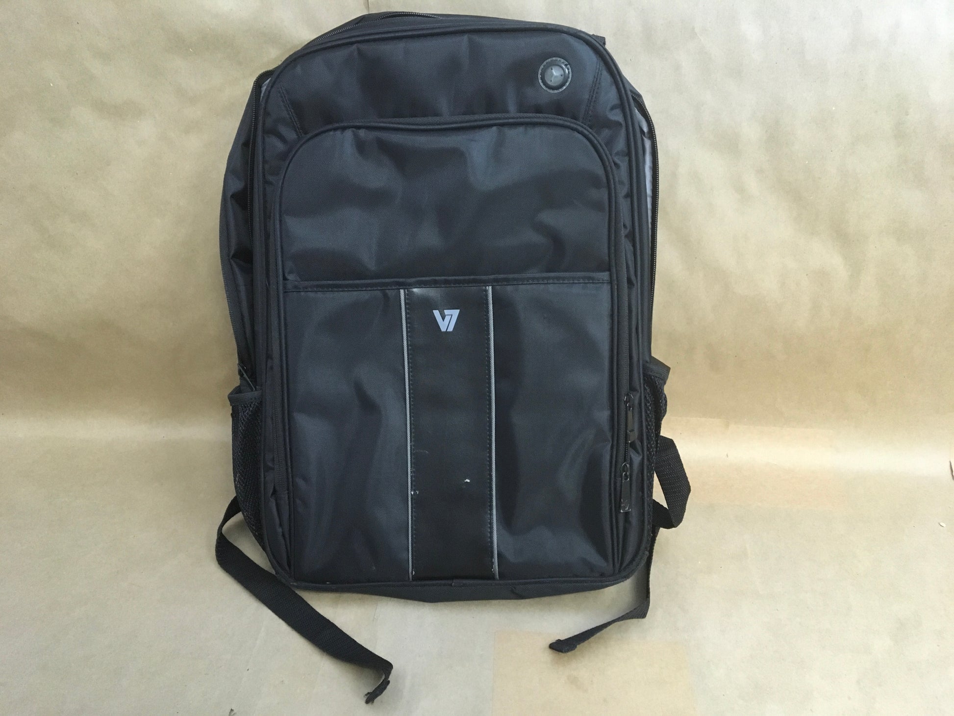 V7-Professional-2-Laptop-Backpack--17--