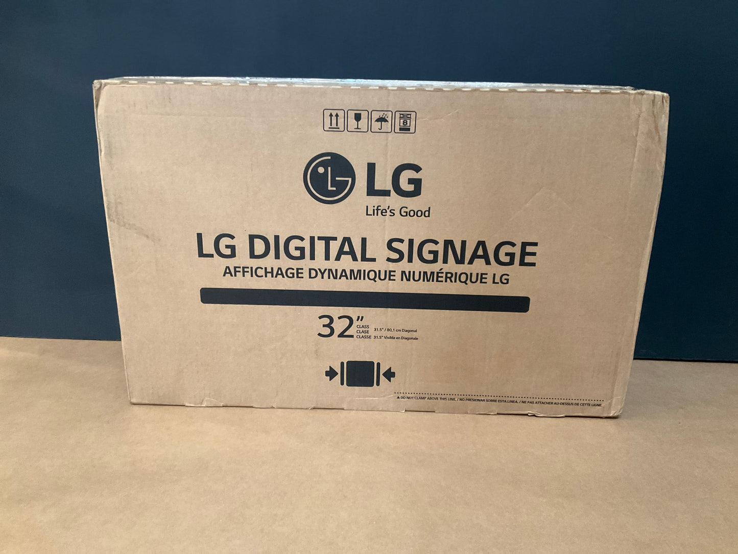 LG-32--Commercial-Signage-Display--1080p-