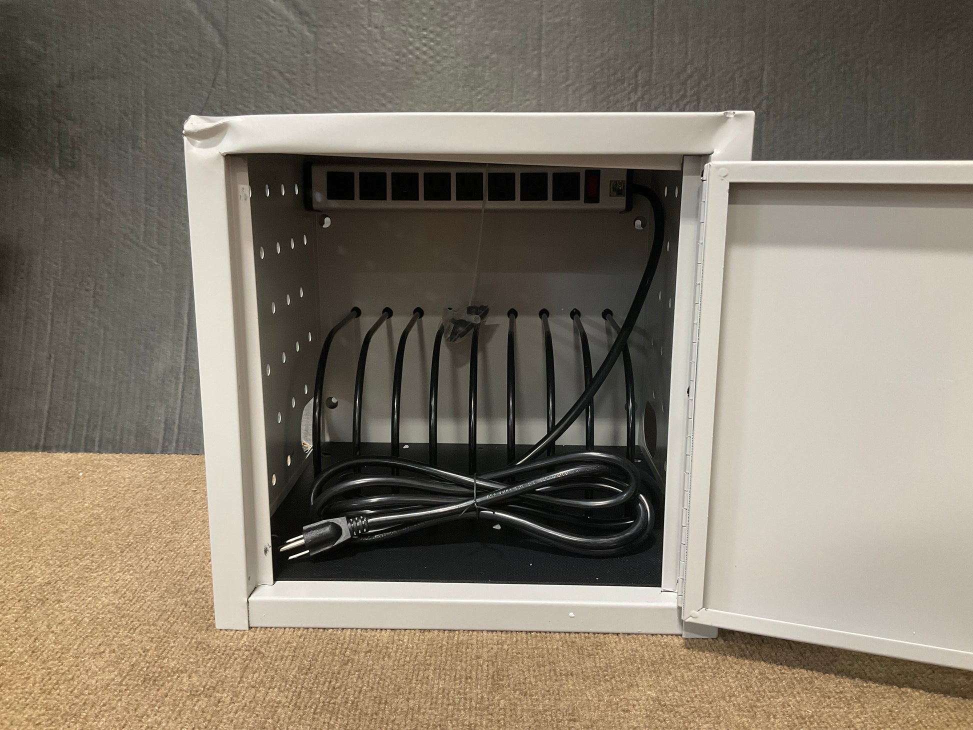 Luxor-Laptop-Charging-Station-8