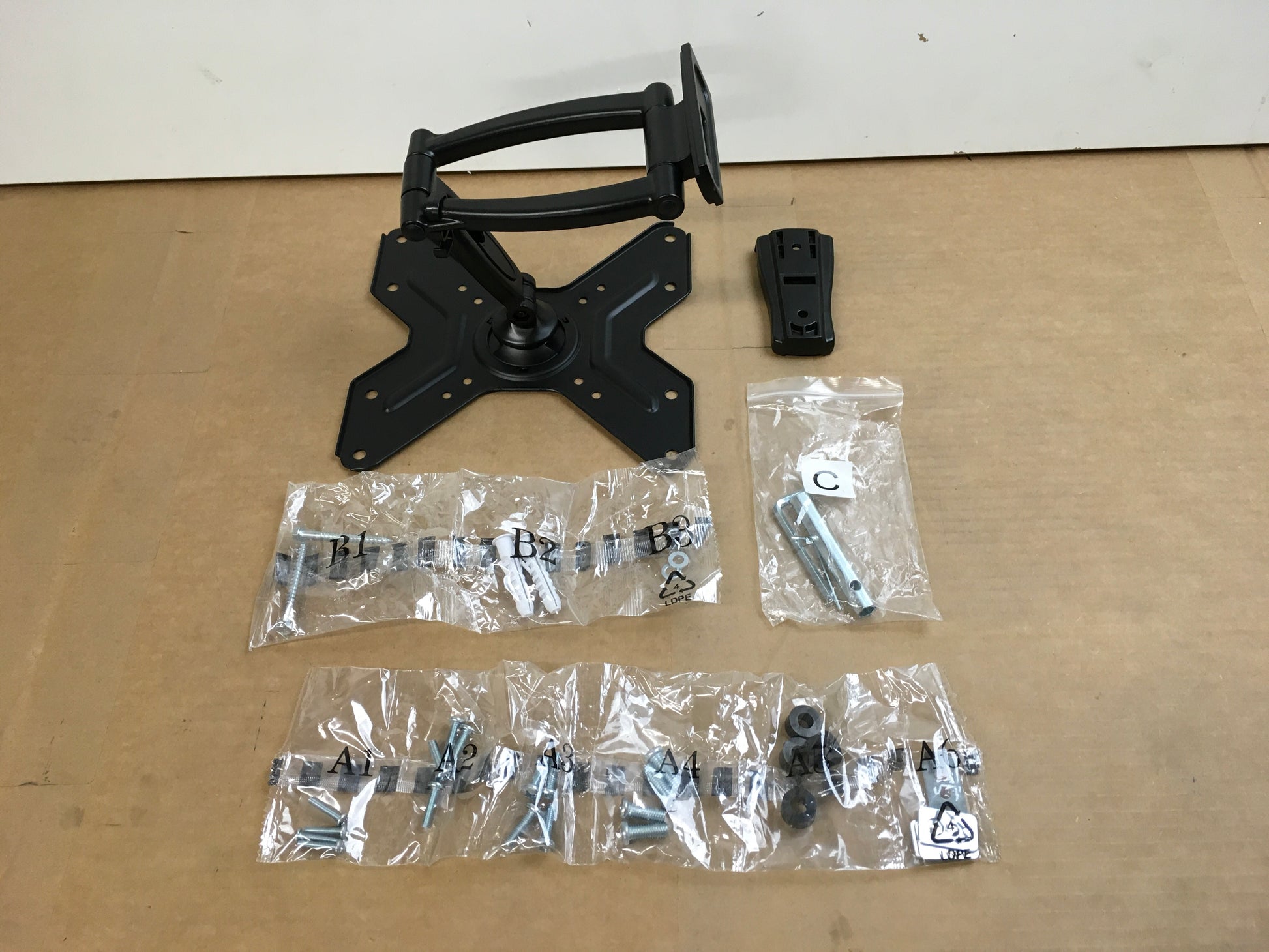 V7-Articulating-TV-Wall-Mount--10--43--