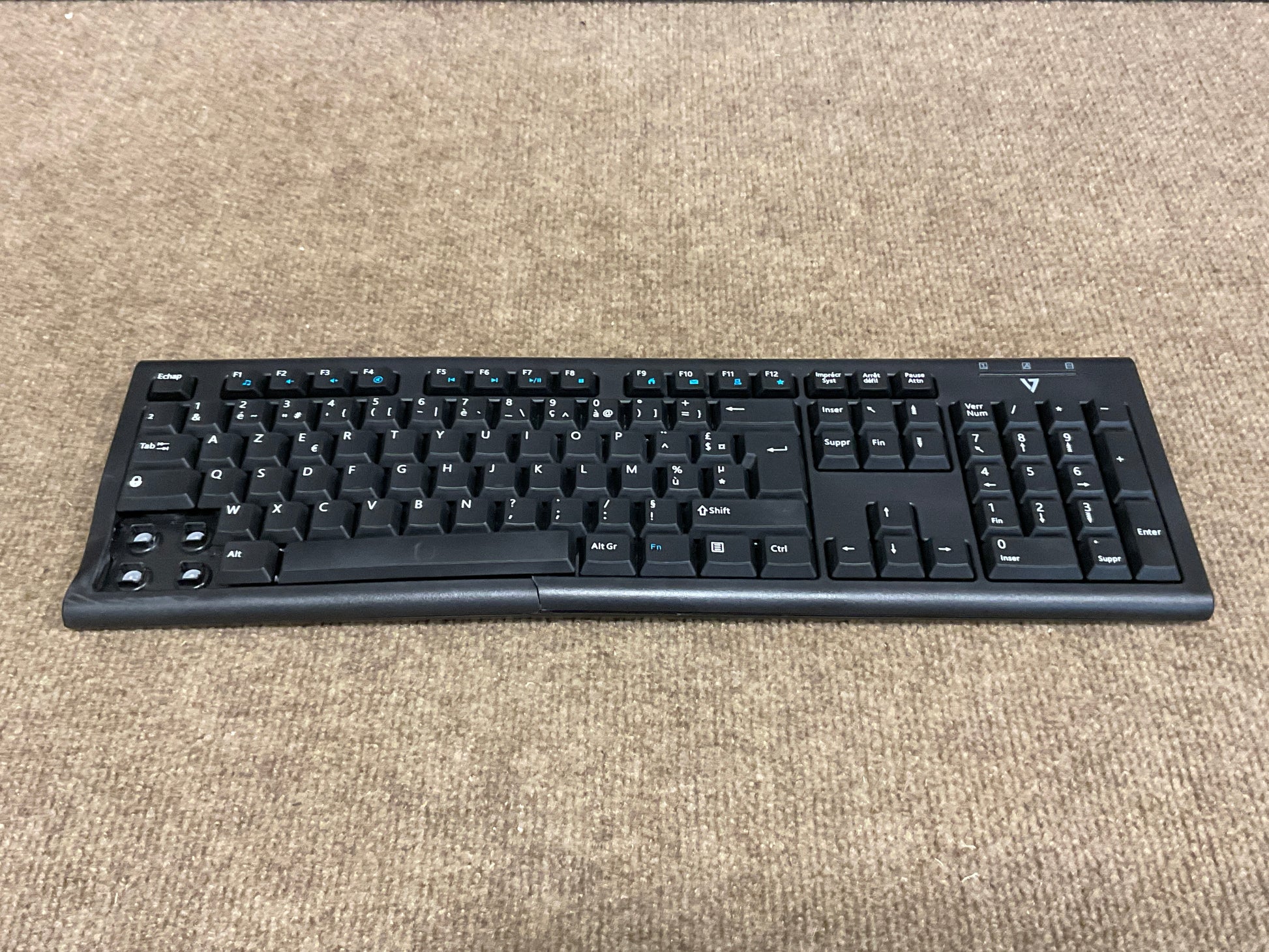 V7-Wireless-Desktop-Keyboard-and-Mouse
