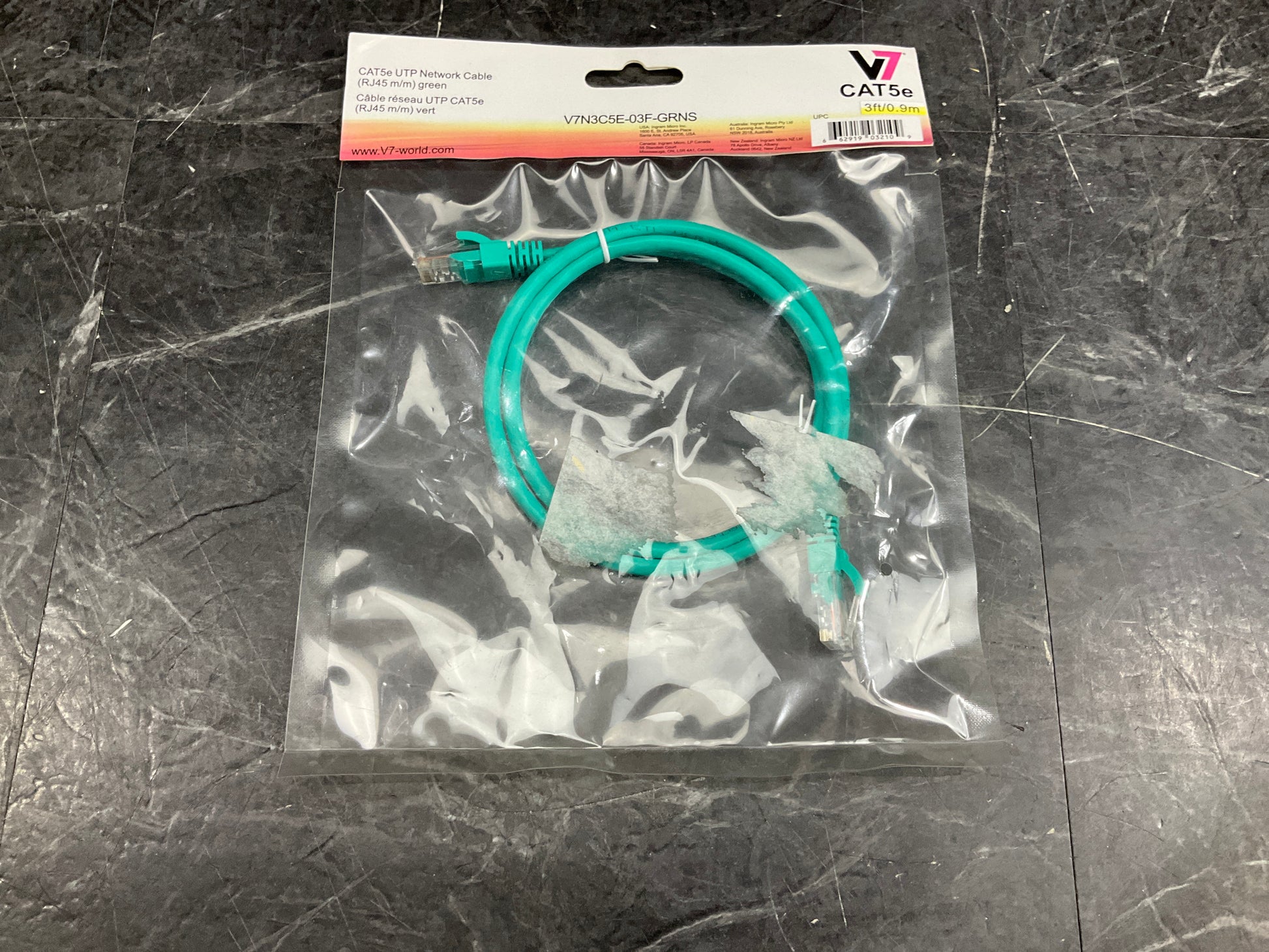 V7-RJ45-CAT-5e-Patch-Cable,-Snagless-Molded---3-3-feet--Green-