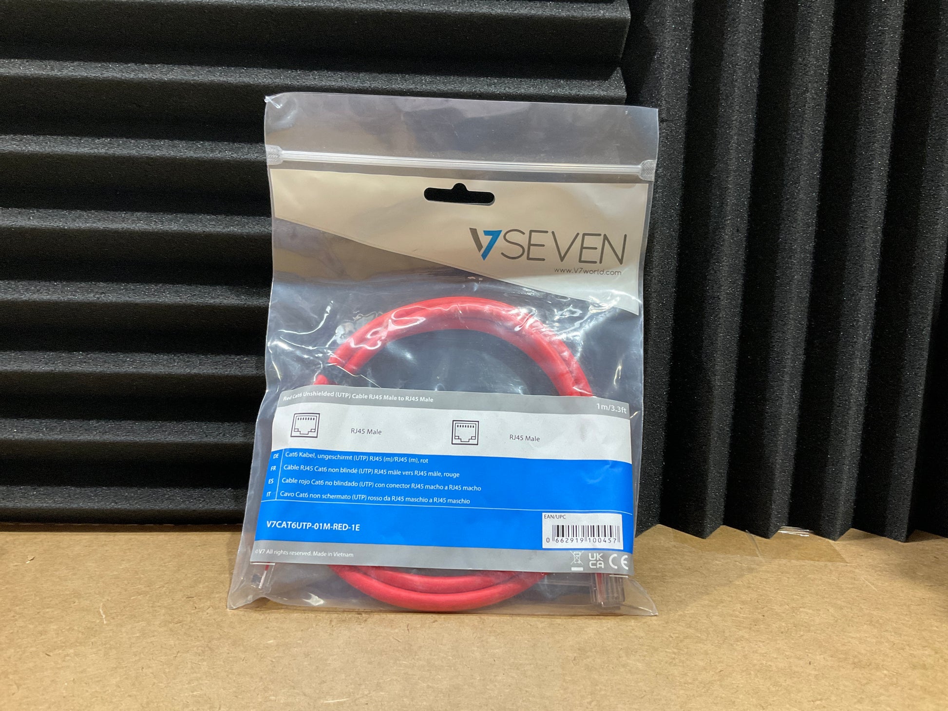 V7-STP-RJ45-CAT-6-Patch-Cable,-Snagless-Molded---1-meter--red-