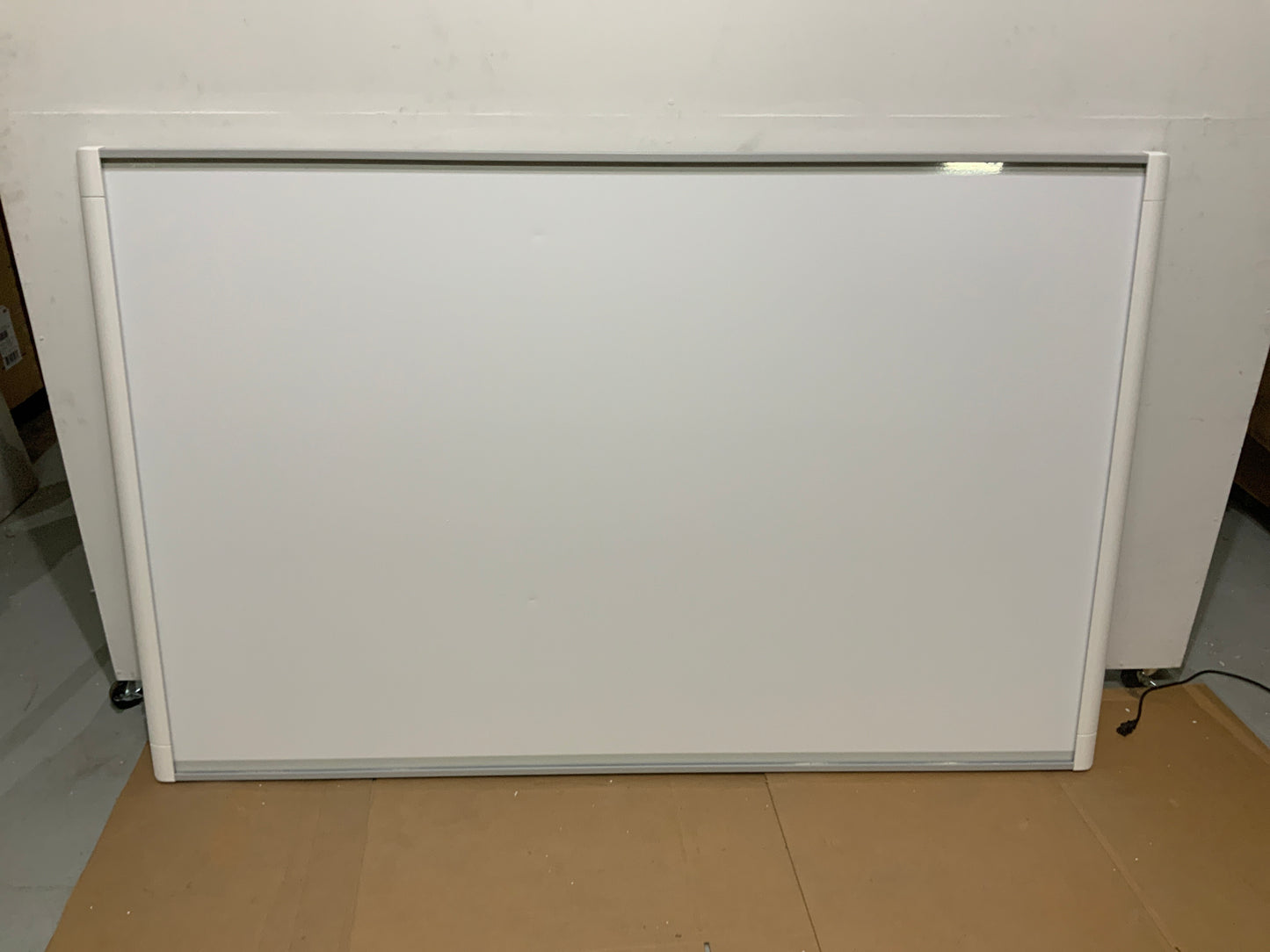 Smart-Technologies-Smart-Board-M685-Interactive-Whiteboard