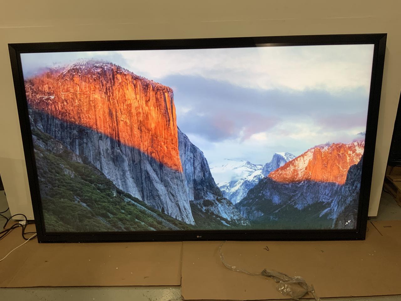 LG-86--TouchScreen-LED-LCD-Commerical-Monitor--4K-